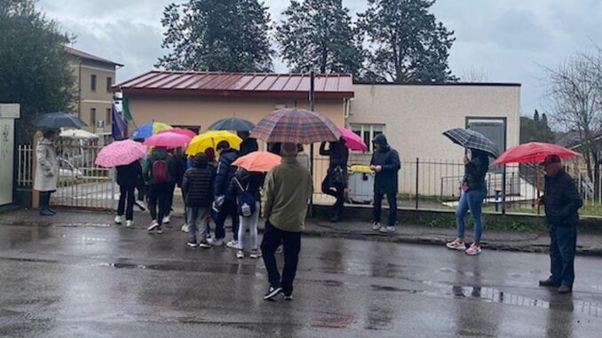 A Casaglia i residenti cercano di salvare una piccola grande scuola