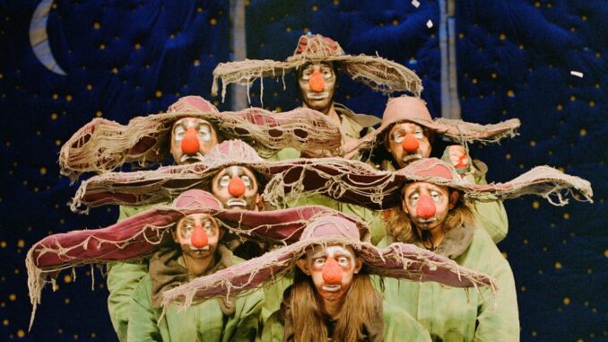 Al teatro Lyrick di Assisi in scena la magia di "Slava's Snowshow" Uno spettacolo incredibile e inaspettato che affascina i più piccoli e restituisce ai grandi la meraviglia dell’infanzia Cinque giorni per il prossimo appuntamento in scena al teatro Lyrick di Assisi nell'ambito della stagione "Scopriamo le carte", promossa dall’associazione culturale ZonaFranca, con direzione artistica di Paolo Cardinali, in collaborazione e con il contributo della Città di Assisi. Appuntamento d'eccezione, al quale raramente capita di assistere in quanto a spirito di condivisione e bellezza di colori ed emozioni, che vedrà salire sul palco dal 6 al 10 marzo arriva sul palco "Slava's SnowShow". Uno spettacolo senza tempo, tra i più suggestivi del repertorio di Slava, il clown russo che si ispira, tra gli altri, a Marcel Marceau, Charlie Chaplin e al nostro Totò, per una serata incredibile e inaspettata, che affascina i più piccoli e restituisce ai grandi la meraviglia dell’infanzia. Orari: mercoledì, giovedì e venerdì alle 20.45, sabato alle 17 e alle 20.45, domenica alle 16 e alle 19.30. Poetico e universale “ Slava’s Snowshow” continua a incantare milioni di spettatori di tutte le nazionalità, generi ed età come niente altro al mondo. Un genere a sé stante, uno show che riesce a esser spontaneo e magico come il primo giorno in cui è stato rappresentato. Il suo geniale ed eccentrico ideatore, il russo Slava, (pluripremiato con l’Olivier e il Time Out Award a Londra, il Drama Desk a New York, lo Stanislavskij a Mosca e il Festival Critics Award a Edimburgo) e considerato “il miglior clown del mondo”, afferma di amare «un teatro che nasce dai sogni e dalle fiabe; un teatro ricco di speranze e sogni, di desideri e di nostalgie, di mancanze e disillusioni. Un teatro che sfugge a qualsiasi definizione, all’interpretazione unica delle sue azioni e da qualsiasi tentativo di limitazione della sua libertà». Lo “Slava’s Snowshow” è proprio così: libero, lirico, ironico, fantasioso, divertentissimo e tenero, talvolta venato di malinconia. Lo spettacolo raccoglie i numeri più belli e famosi del repertorio di Slava, che per la sua arte si ispira a maestri come Leonid Engibarov, clown triste, o al raffinato Marcel Marceau, o alla delicata comicità di Charlie Chaplin. Il risultato è una serata diventa esperienza incredibile e inattesa, che lascia gli adulti pervasi di spirito bambino, che induce spettatori piccoli e grandi a divertirsi nella neve e a giocare assieme con i giganteschi palloni che invadono il teatro nel gran finale: e mai nessuno, alla fine, ha voglia di tornare a casa. Lo spettacolo è una sequenza di sorprendenti magie. Una nevicata di carta che infuria su tutta la sala, enormi, leggerissimi e colorati palloni che planano sulla platea, cinque clown che danno gas a una rappresentazione poetica e candida, dispettosa e imprevedibile, gioiosa e atletica, in bilico tra happening e circo. Ma prima di questo coup de theatre, sono molti i sortilegi e le ironie che i clown regalano alla platea, invadendola talvolta, per fare qualche dispetto esilarante. Il teatro di Slava è amato perché riesce a tessere un mondo fatto di sogni e di fiabe in cui è impossibile non lasciarsi trasportare. È una delle esperienze teatrali più potenti, innocenti e semplicemente belle a cui tutti possono assistere. “Snowshow” solletica i nostri ricordi d'infanzia e ci fa guardare alla vita con un nuovo stupore, con gli occhi spalancati e la gioia che conoscevamo da bambini. «Mi piace restare a teatro quando gli spettatori sono andati, ma il luccichio luccicante dei loro sorrisi ancora indugia nell'oscurità della sala. Mi concentro sui respiri, i ritmi, i sospiri di gioia e del dolore che ancora pervadono il teatro. La notte è scesa. Tolgo il mio costume e mi strucco il viso, dico addio al mio universo ora racchiuso dal sipario abbassato del teatro. Il mio personaggio, il mio Asissai, è lì inerme che si fa guardare. Lo congedo, ma non a lungo, solo fino a domani, nell’attesa di rivivere una nuova onda di felicità in questo incredibile, meraviglioso e misterioso mondo che è il teatro. Quanto sono incredibilmente privilegiato nel poter guardare gli occhi felici di migliaia di spettatori ogni notte». Prevendite: circuiti TicketItalia e TicketOne Sito ufficiale: www.teatrolyrick.com