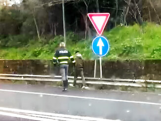 Agente ferito su raccordo Orte, arrestato straniero armato di bastone