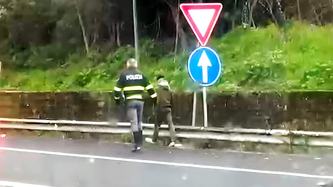 Agente ferito su raccordo Orte, arrestato straniero armato di bastone