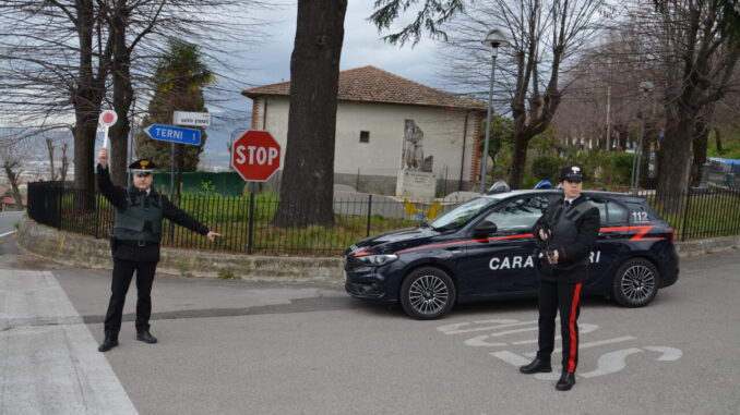 Maltratta la madre e minaccia i vicini, arrestato