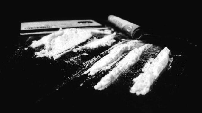 Padre condannato per aver fatto sniffare cocaina al figlio minore