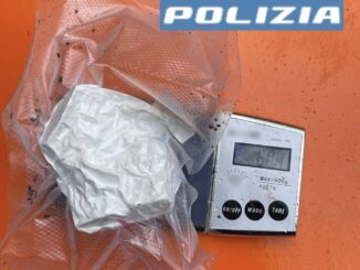 Trova la cocaina in campagna e chiama la polizia