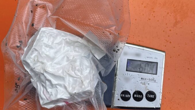 Trova la cocaina in campagna e chiama la polizia
