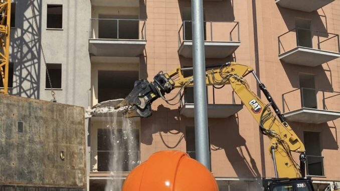 Cominciata la demolizione dell’ecomostro di Ponte San Giovanni