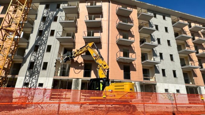 Cominciata la demolizione dell’ecomostro di Ponte San Giovanni