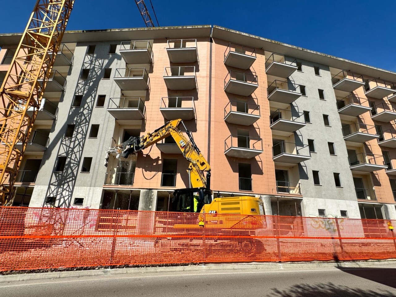 Cominciata la demolizione dell’ecomostro di Ponte San Giovanni