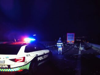 Tir di traverso in A1, un blocco del traffico e fuoriuscita di gasolio