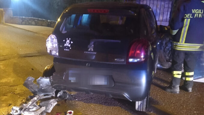 Incidente notturno a Terni: Mercedes travolge una Peugeot