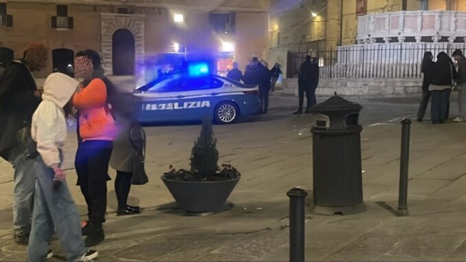 Rissa notturna a Perugia davanti a un locale aperto oltre l’orario previsto