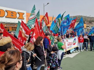 Braccia incrociate per lavoratrici e lavoratori grande distribuzione