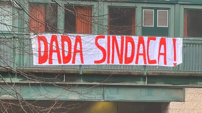 Uno striscione nella notte inneggia a la Dada Ferdinandi sindaca