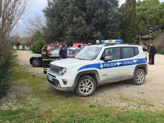 Trovato nel fiume il corpo di Patrizia Rondini, il recupero da parte dei vigili del fuoco