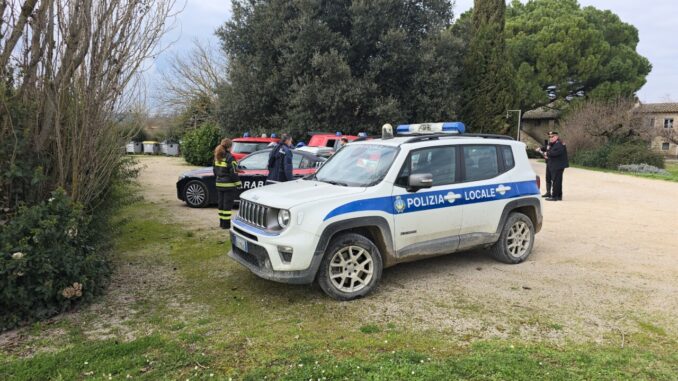 Trovato nel fiume il corpo di Patrizia Rondini, il recupero da parte dei vigili del fuoco