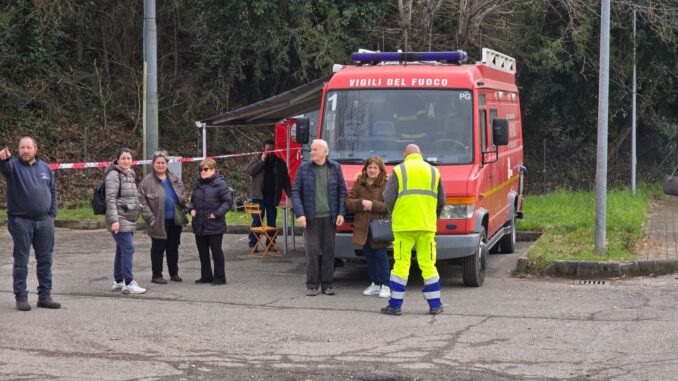 Trovato corpo di una donna nel fiume, il recupero da parte dei vigili del fuoco