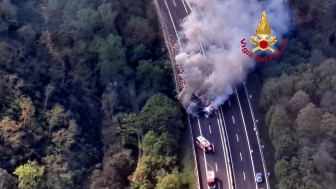 Inferno in autostrada incidente in A1, camion divorato dalle fiamme