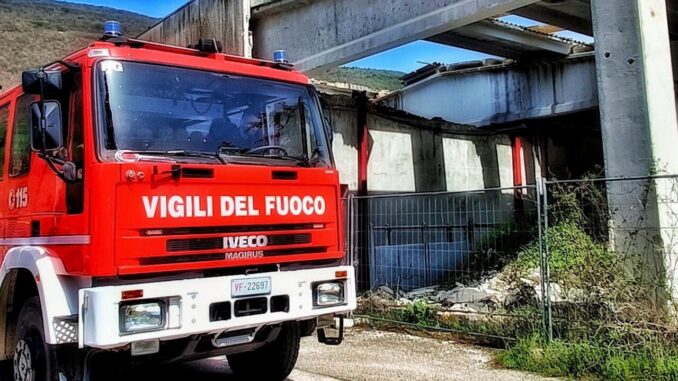 Incendio autodemolizione a Deruta, vigili del fuoco sul posto