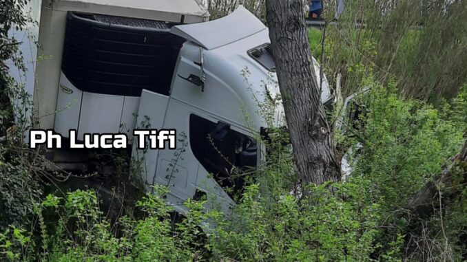 Tir fuori strada sul raccordo Perugia Bettolle, verso Firenze