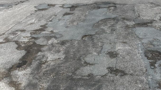 I ternani costretti allo slalom tra le buche, ma sindaco e vicesindaco in campagna elettorale perenne