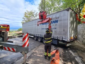 Tir si incastra in manovra sulla Statale 3 Flaminia a Narni