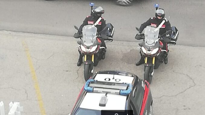 Picchiava la sua ex compagna per strada, arrestato magrebino
