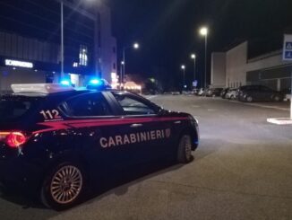 Accoltella la compagna e la figlia di 5 anni al culmine di una lite