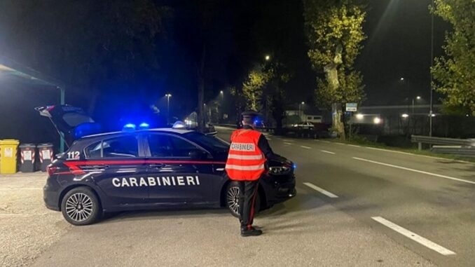 Gettano droga dal finestrino dell'auto, ma c'erano i Carabinieri