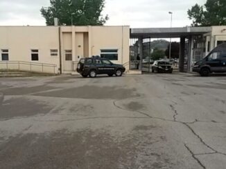 Prima tenta suicidio e poi aggredisce agenti, inferno in carcere