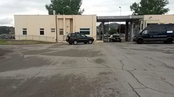 Prima tenta suicidio e poi aggredisce agenti, inferno in carcere