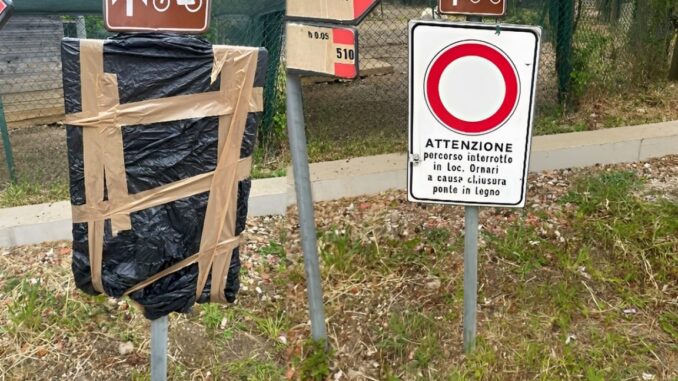 Azione di Protesta per Segnale Stradale Obsoleto a Perugia