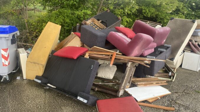 Emergenza rifiuti a Sant’Enea di Perugia, discarica a cielo aperto