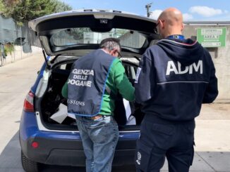 ADM e Finanza distruggono merci false e tabacchi, sequestro in aeroporto