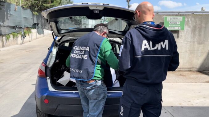 ADM e Finanza distruggono merci false e tabacchi, sequestro in aeroporto