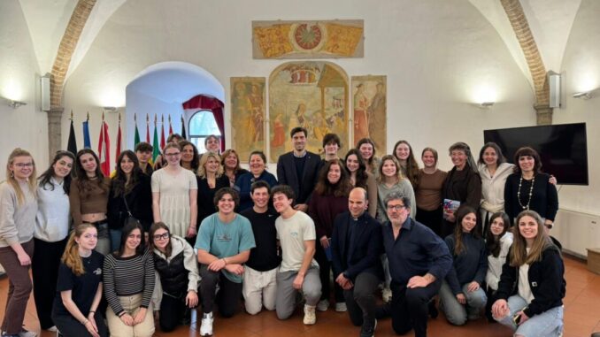Ricevuti in Comune studenti professori West Catholic High School