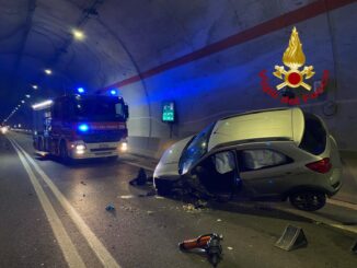 Incidente notturno sulla SS318: tre veicoli coinvolti, persona non udente salvata