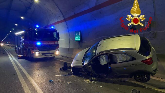 Incidente notturno sulla SS318: tre veicoli coinvolti, persona non udente salvata