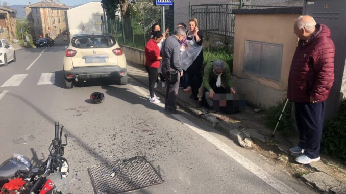 Ennesimo incidente sul tratto di strada di Casaglia: coinvolti auto e moto, ferito il motociclista