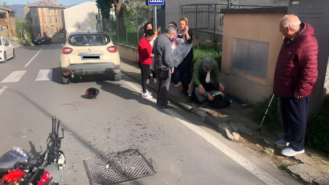 Ennesimo incidente sul tratto di strada di Casaglia: coinvolti auto e moto, ferito il motociclista