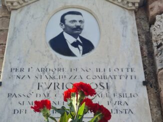 Restaurata la lapide a Furio Rosi: Cgil e Spi omaggiano il sindacalista esule di 120 anni fa