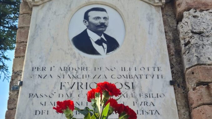 Restaurata la lapide a Furio Rosi: Cgil e Spi omaggiano il sindacalista esule di 120 anni fa