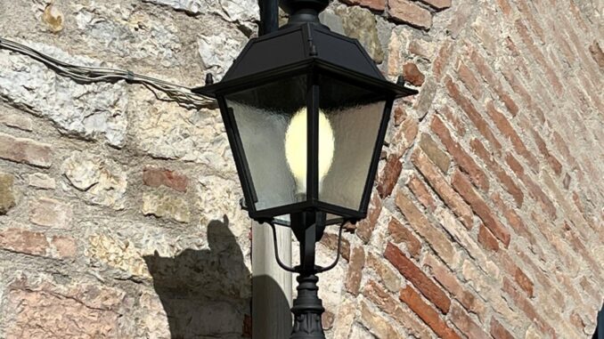 Perugia festeggia la luce della vita, lampione acceso per la nacita di Gabriella FOTO