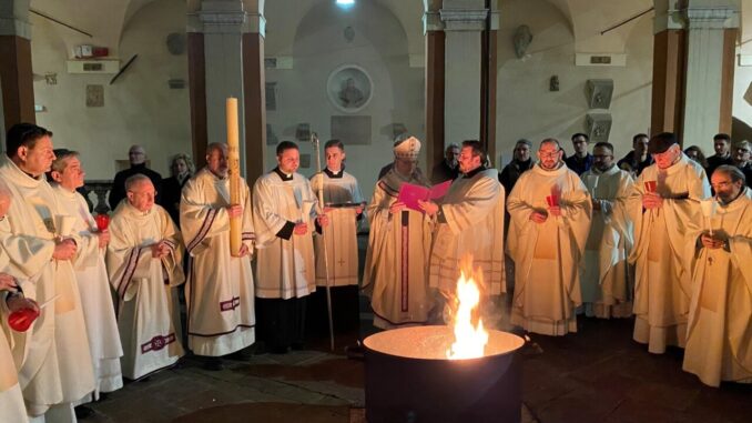 elebrazione della Veglia Pasquale: Don Ivan Maffeis esorta a lasciare l'oscurità e abbracciare la luce del Risorto