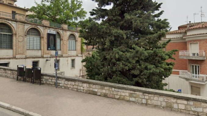 Quarantatreenne in gravi condizioni dopo una caduta da un parapetto a Perugia