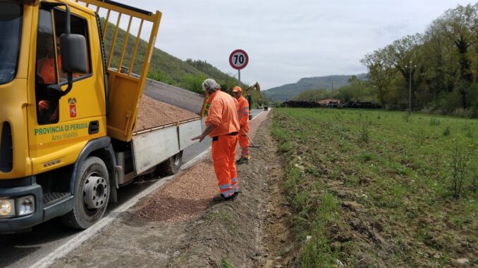 In corso lavori di rifacimento della banchina stradale nei pressi di Pianello