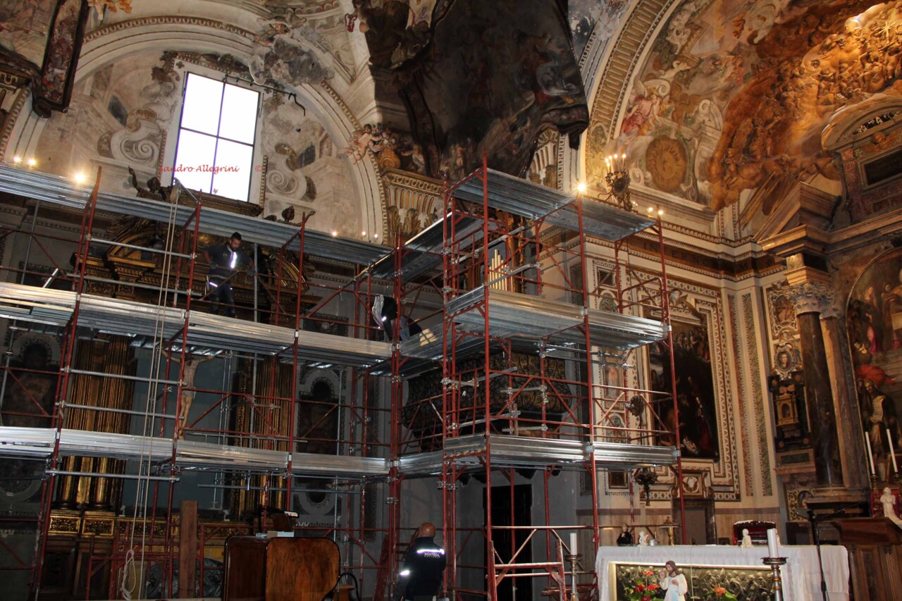 Si montano impalcature per restauro affreschi chiesa del Gesù