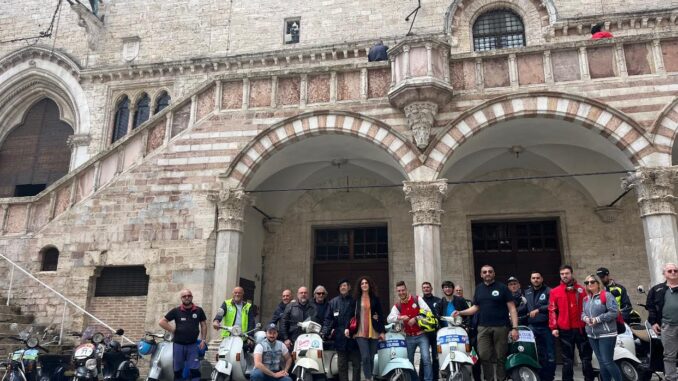 La CronoVespa Unisce Appassionati in Anticipo del Giro d'Italia