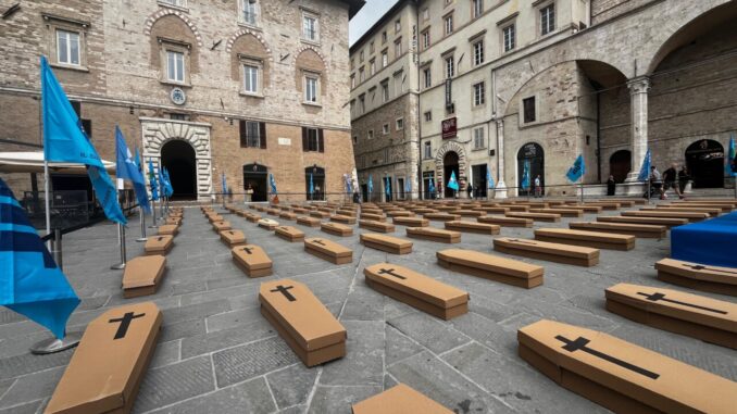 Flash Mob Uil. Centodieci bare in piazza sicurezza sul lavoro