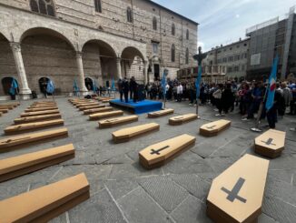 Flash Mob Uil. Centodieci bare in piazza sicurezza sul lavoro