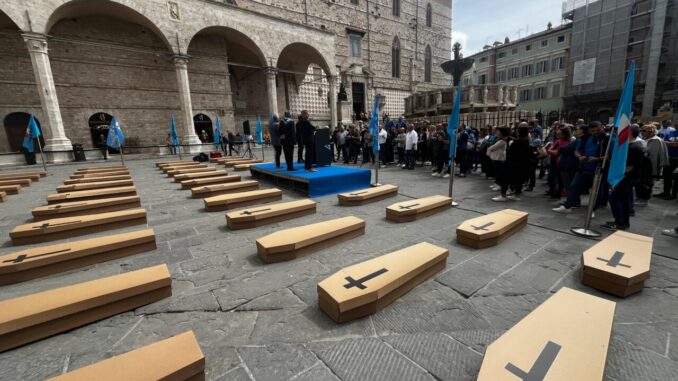 Flash Mob Uil. Centodieci bare in piazza sicurezza sul lavoro