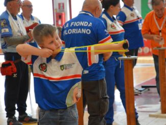 Unione storica nel tiro fionda: atleti normodotati disabili gareggiano